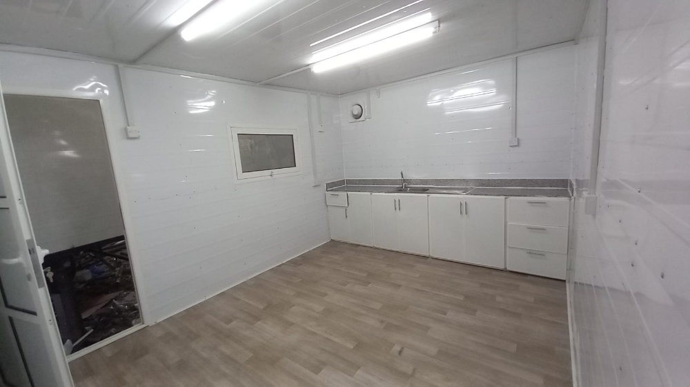 Caravan,Cabin, kitchen & toilet - 11