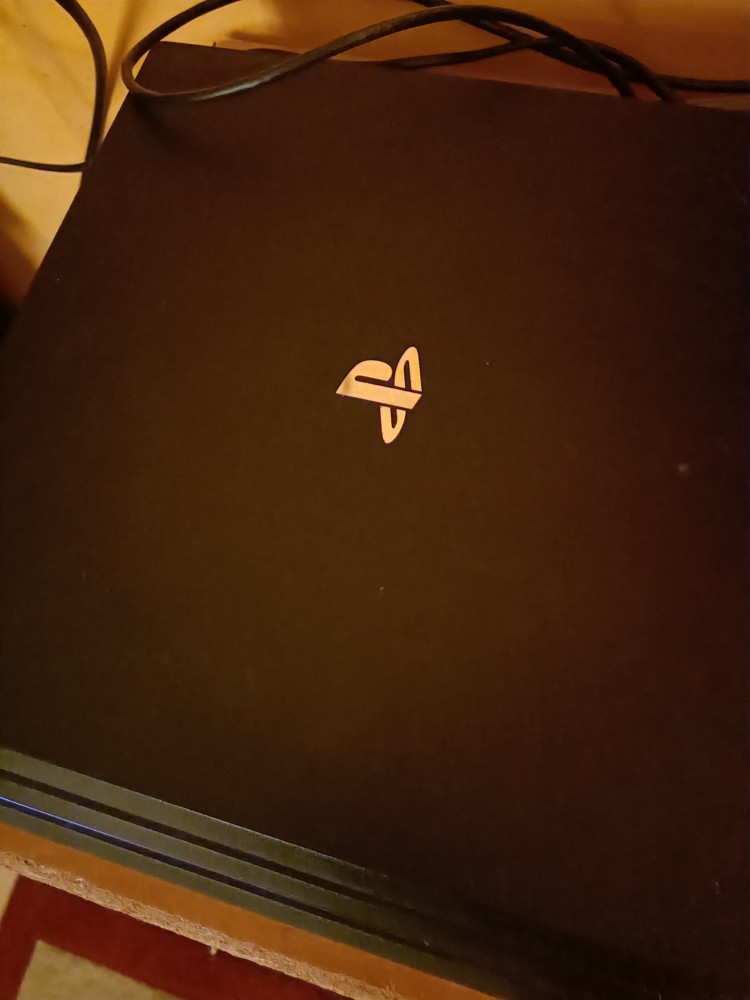 PS4 Pro Like new - 1