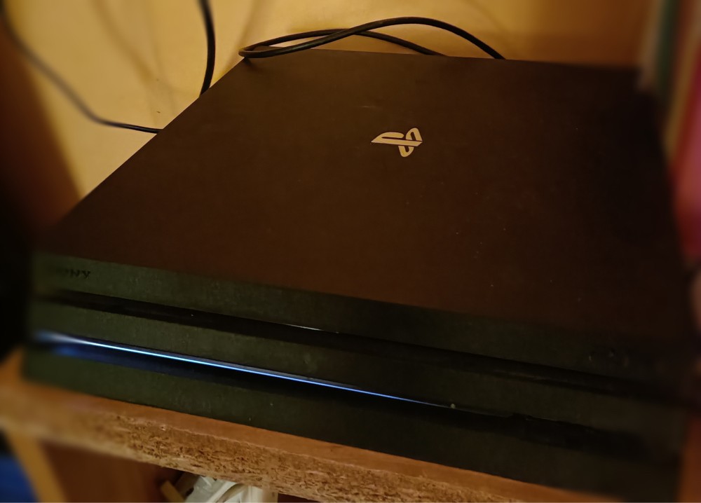 PS4 Pro Like new - 3