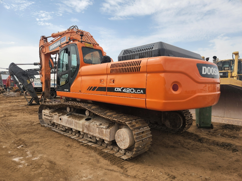 42 T excavators for rent - 1