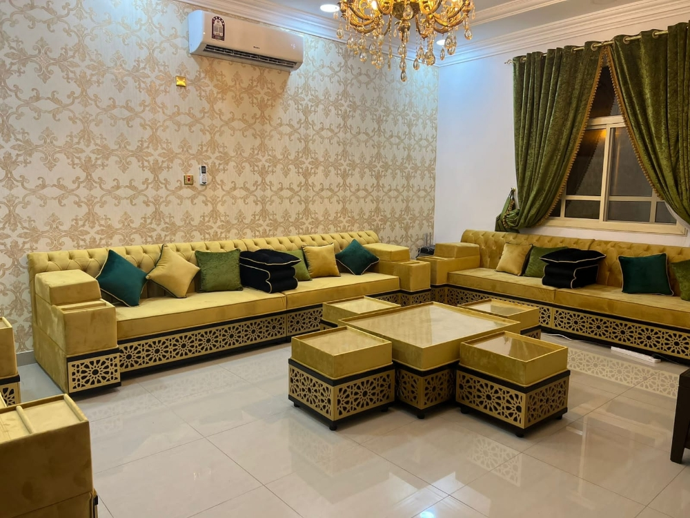 Sofas and furniture. - 8