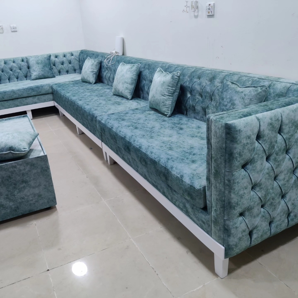 Sofas and furniture. - 11