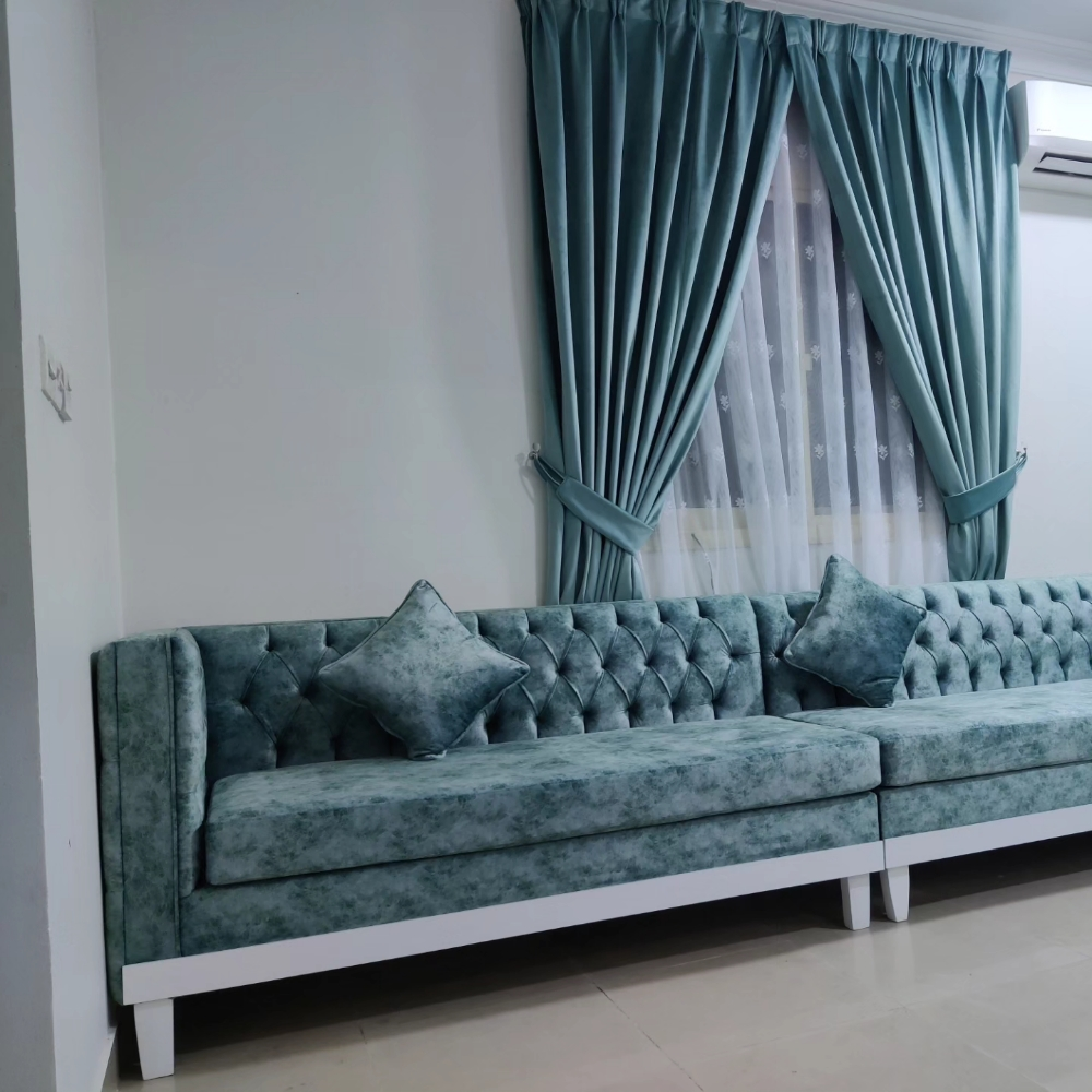 Sofas and furniture. - 9