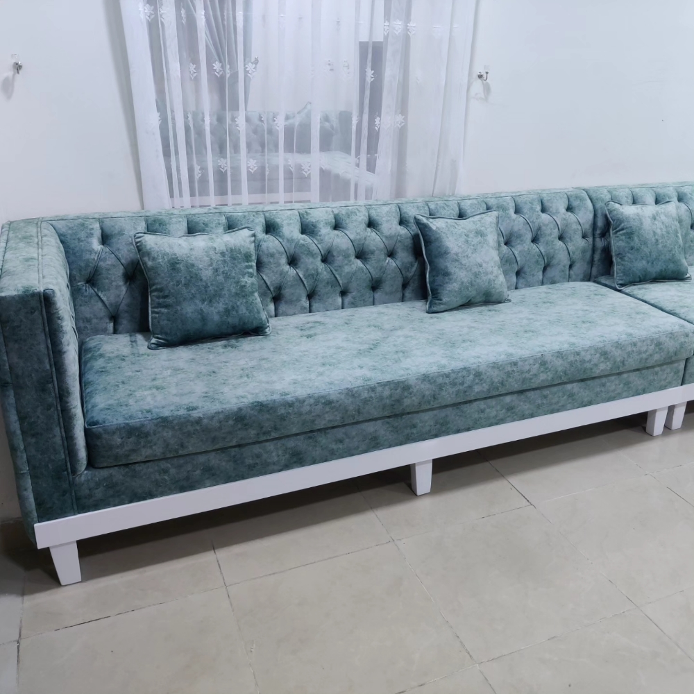 Sofas and furniture. - 10