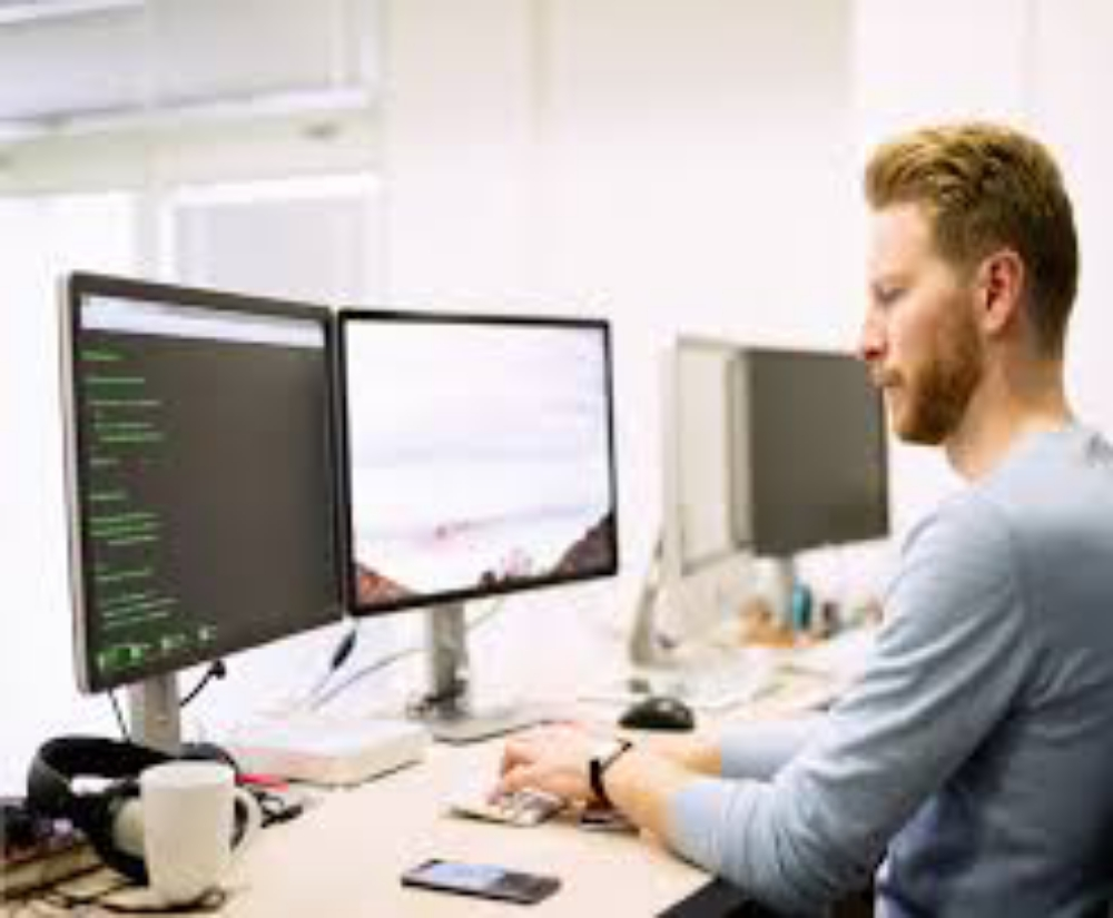 senior Technician IT computers - 1