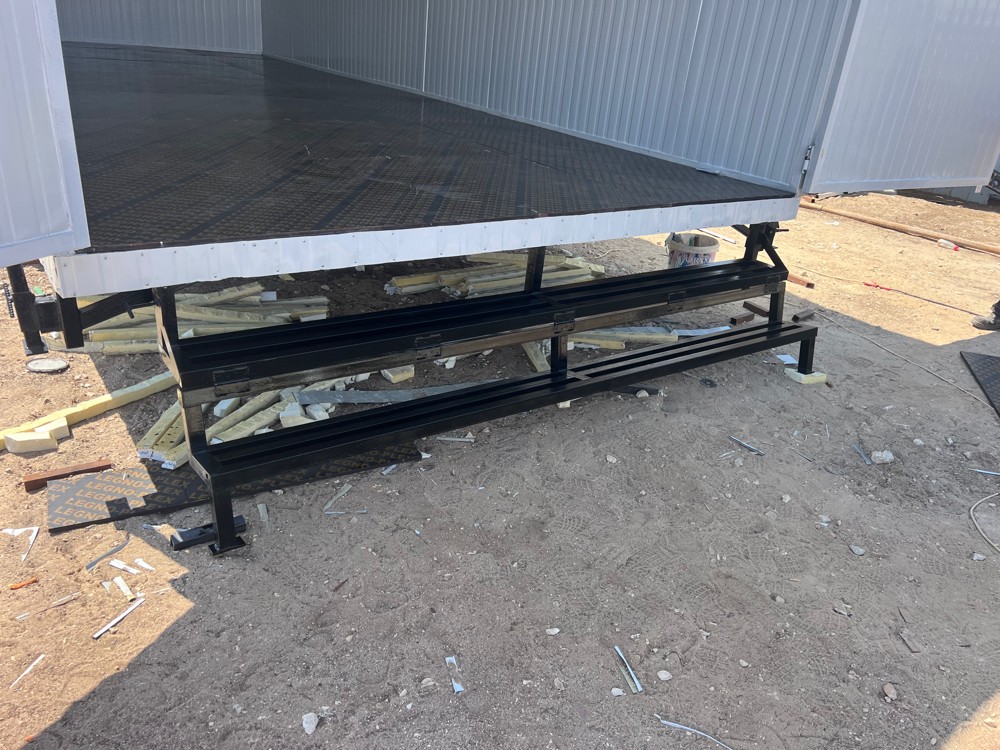 Store trailer with shelves - 13
