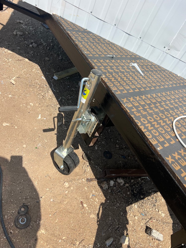 Store trailer with shelves - 14