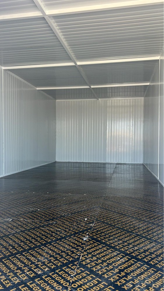 Store trailer with shelves - 12