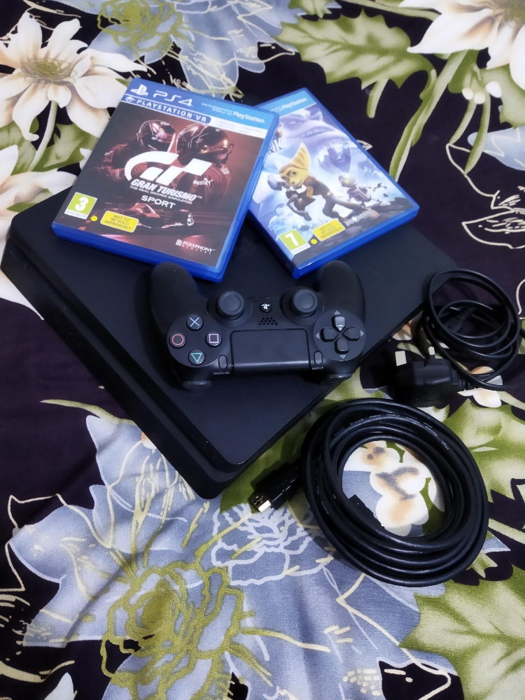 PS4 slim brand new - 1