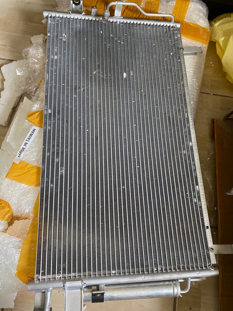 nissan pathfinder 2004 condensor - 1