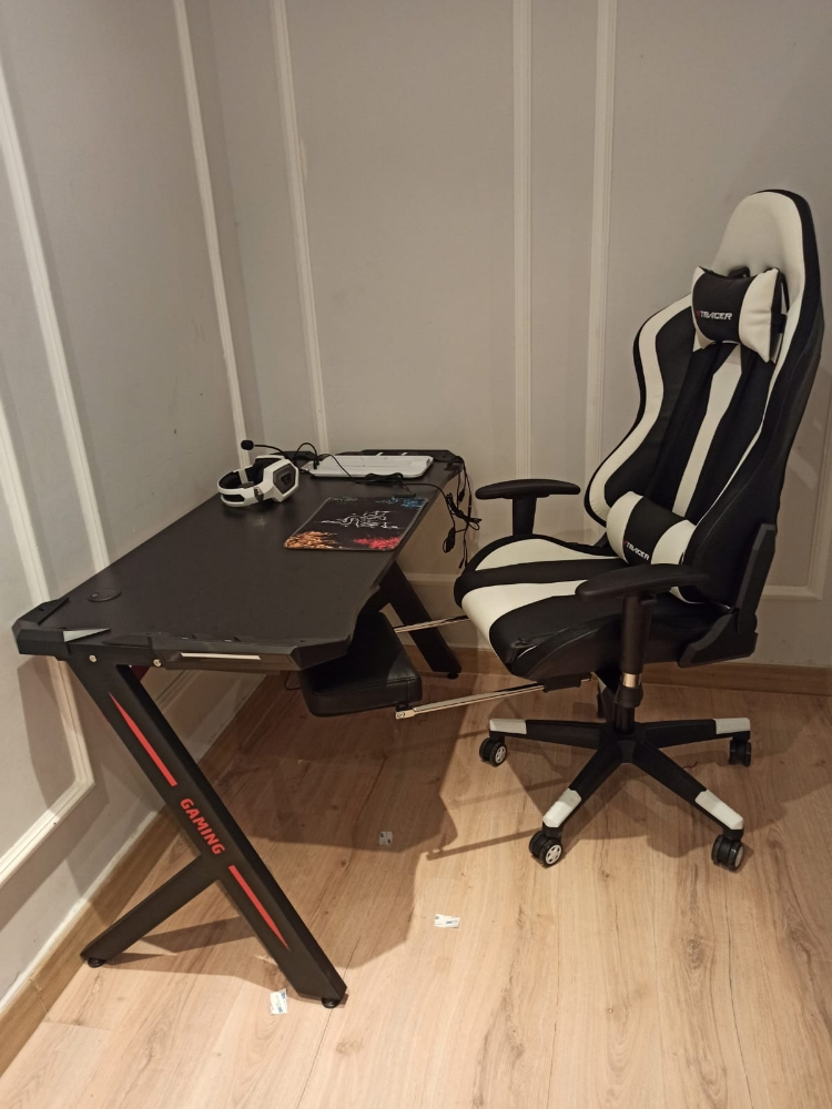gaming chair and table - 2
