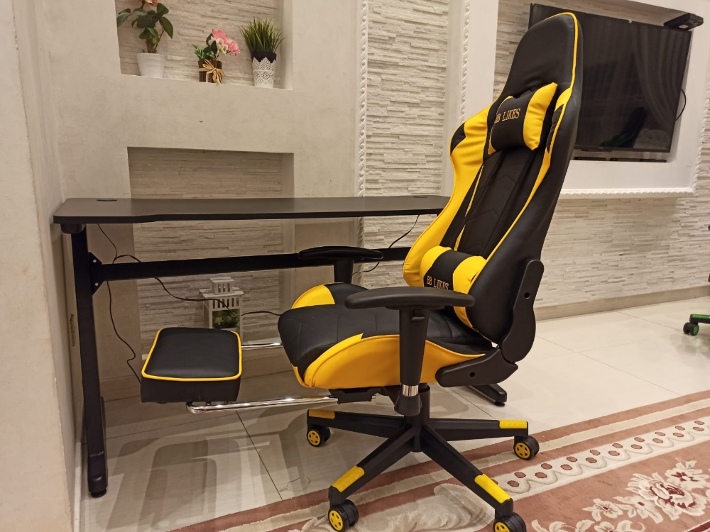 gaming chair and table - 4