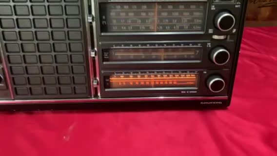 Vintage SATELLITE 2100 Radio - 1