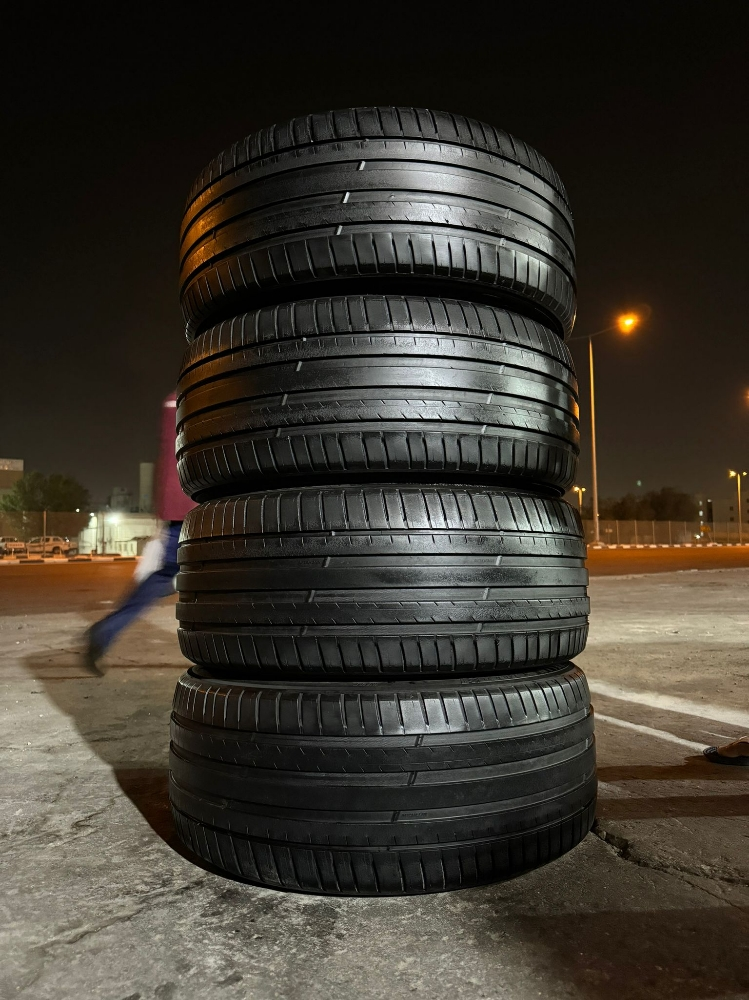 255/40R21  Michelin tires - 1