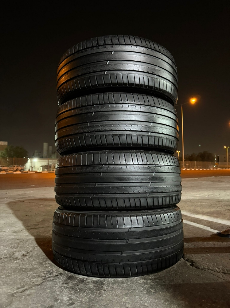 255/40R21  Michelin tires - 2