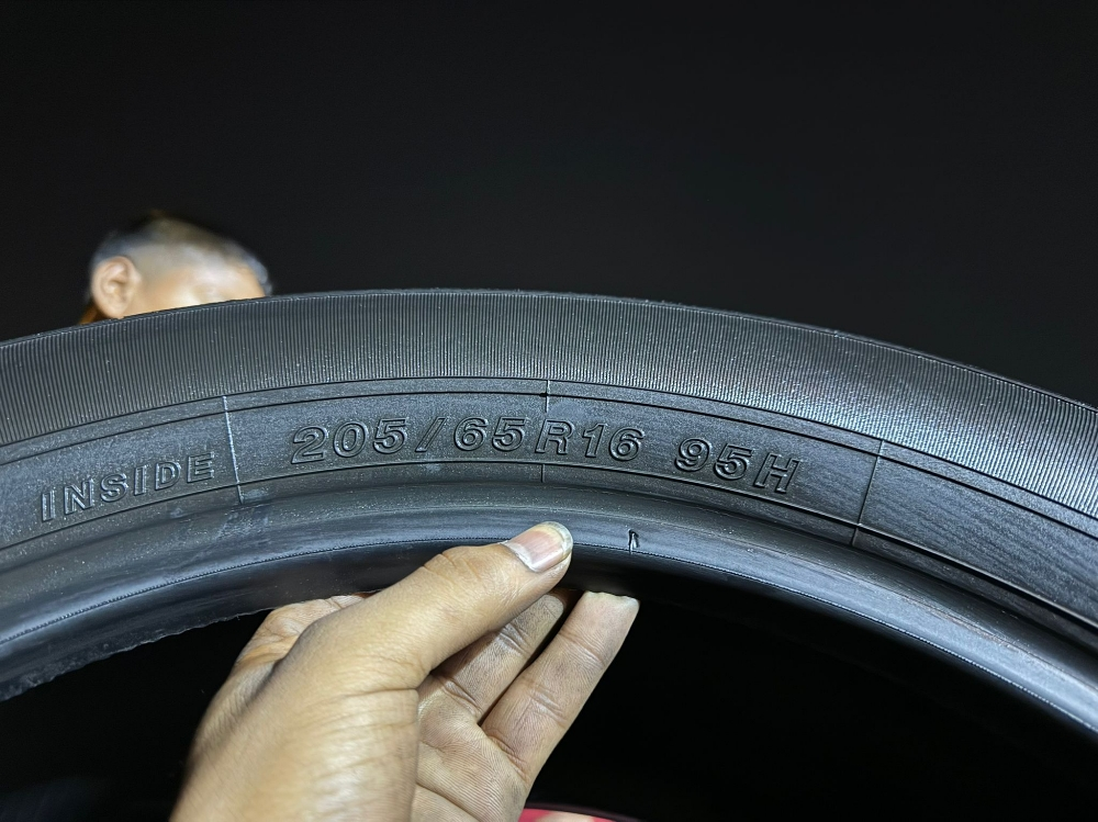 255/40R21  Michelin tires - 10