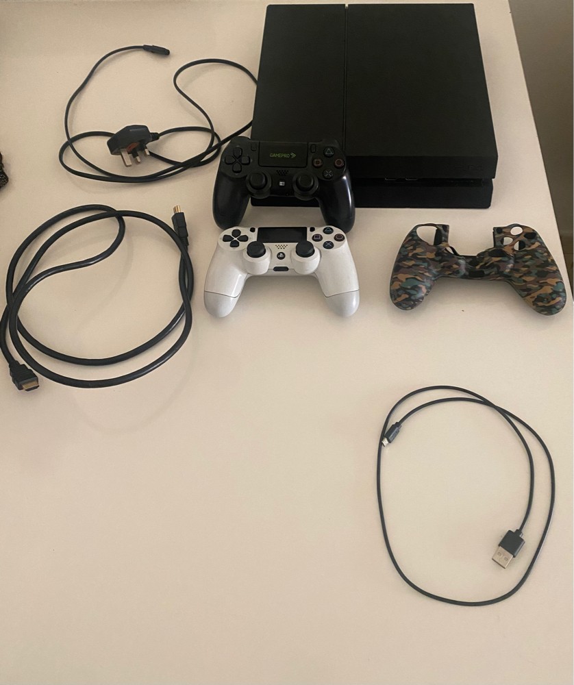 clean ps4 with 2 controllers - 1