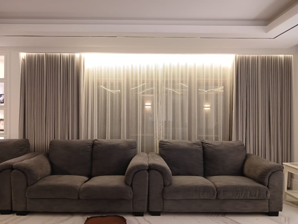 Curtains, Sofa, Wallpaper, Carpet - 12