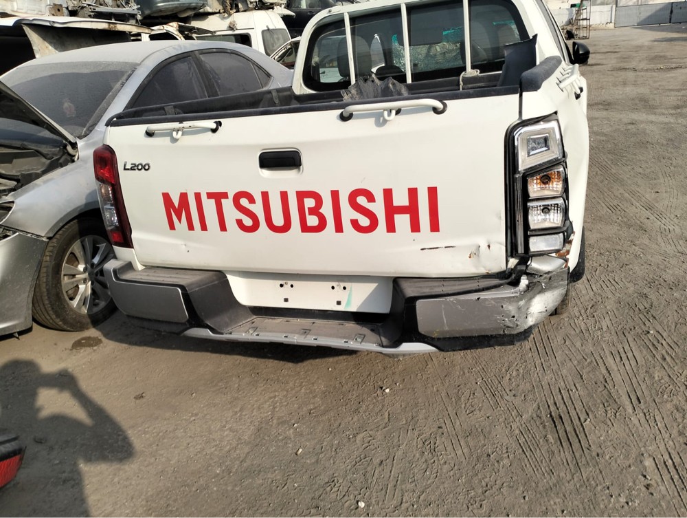 Mitsubishi L200 Pickup - 2