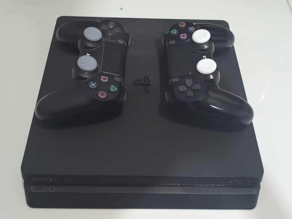 playstation4 slim with 2controlls - 1