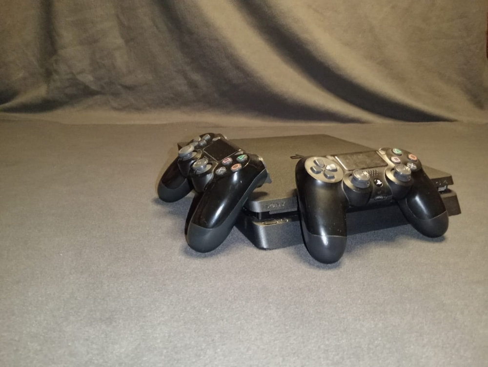 playstaiton4 slim - 2