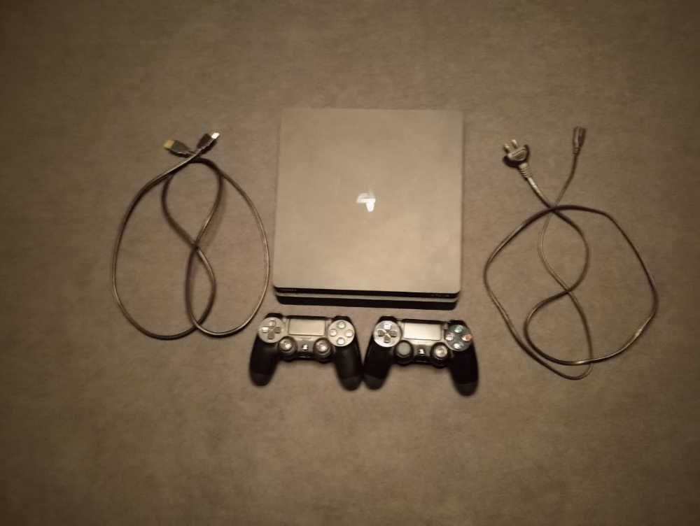 playstaiton4 slim - 1
