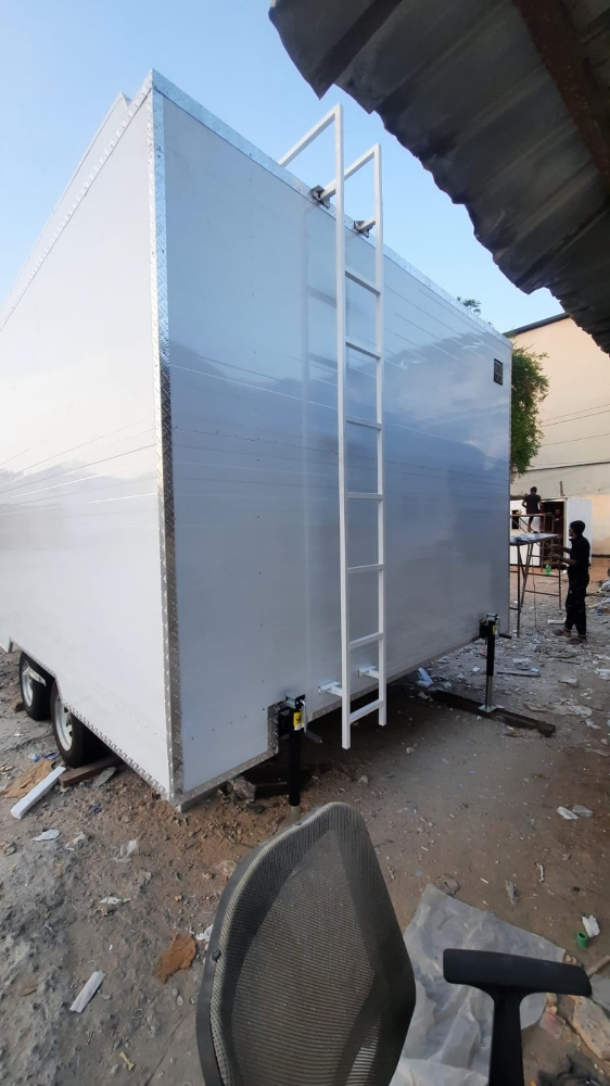 31212303cabin  with wheels, - 3