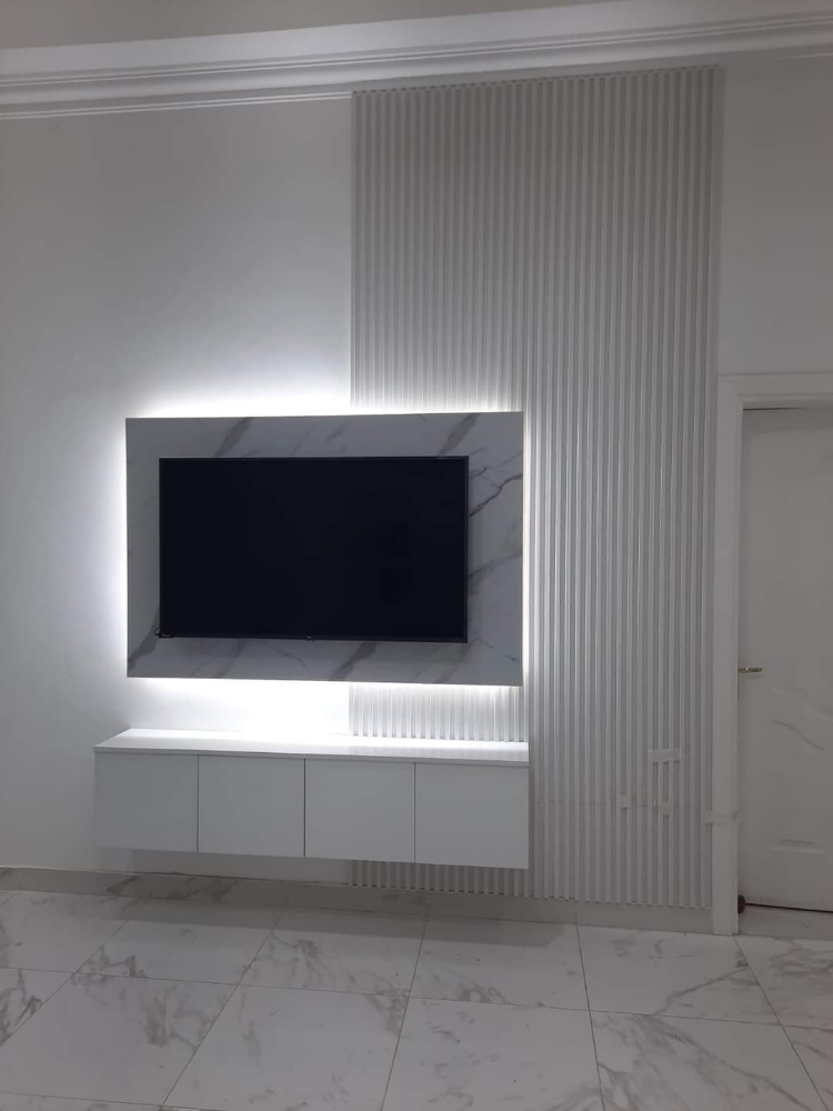 Tv & miror decor making here - 5