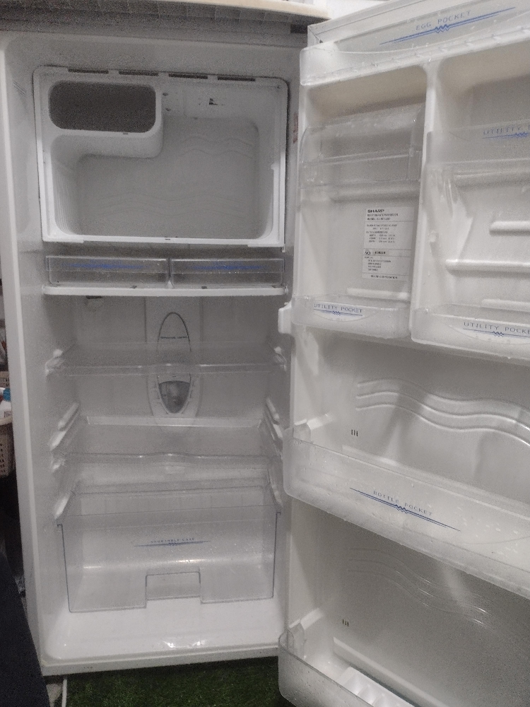 Sharp x-tra big Freezer - 2