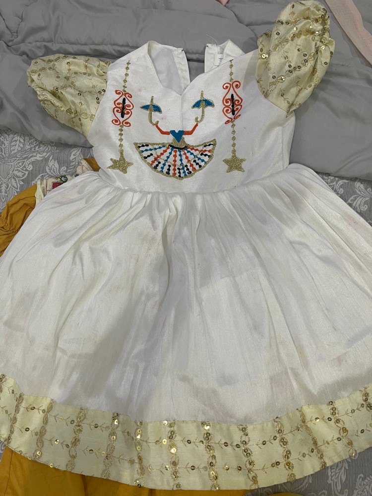 ملابس نسائية وبنت صغيره - 2