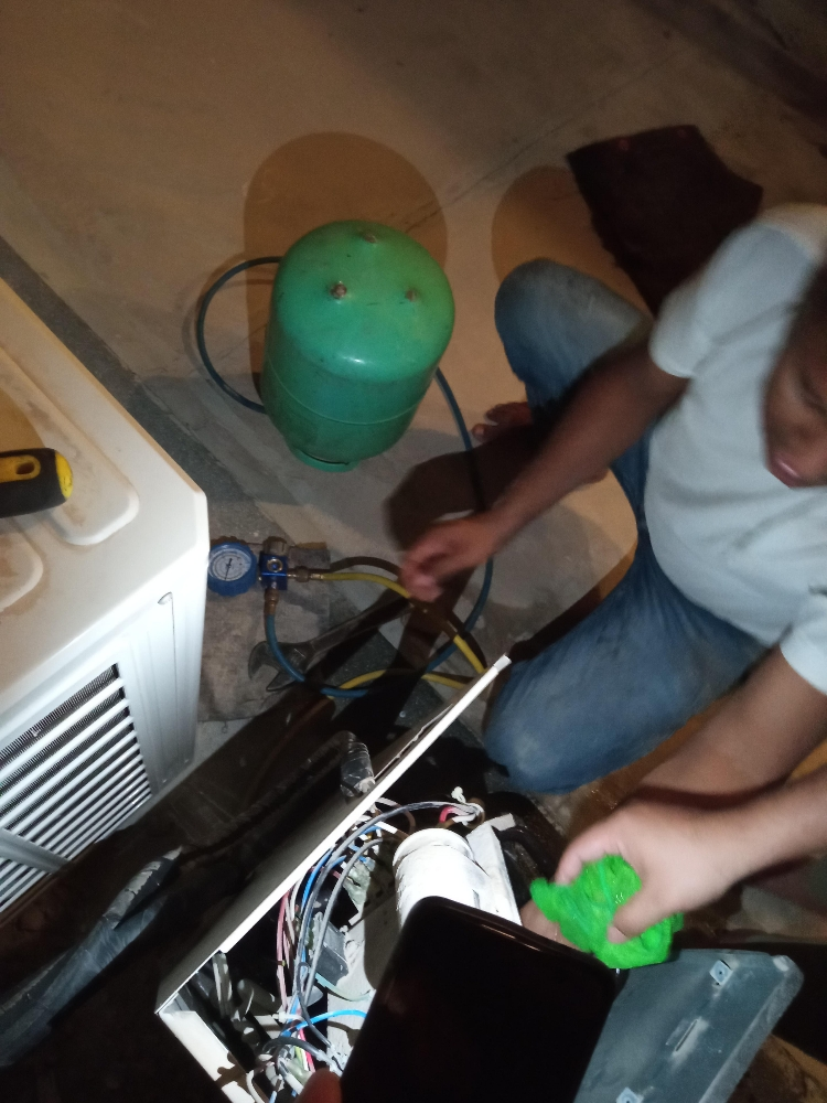 صيانة جميع انواع المكيفات 
بيع و - 12