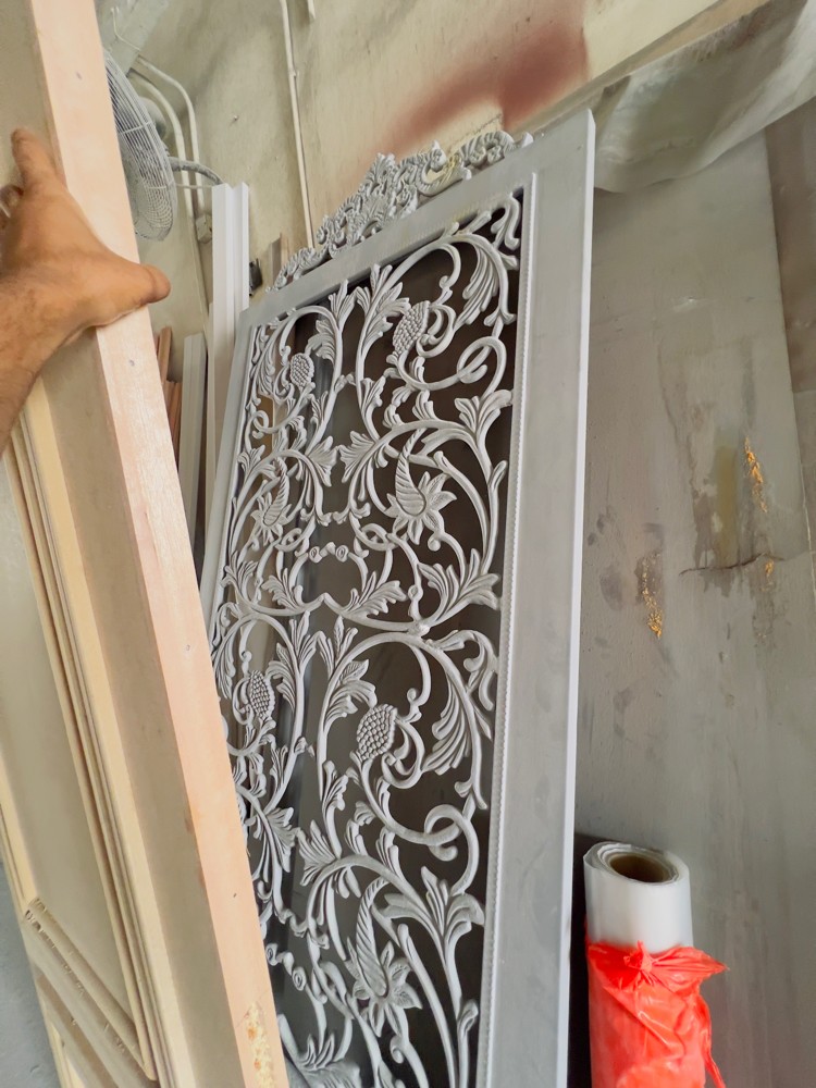 Hadid gate paint  - 2
