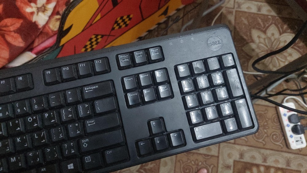 كمبيوتر مع جميع    مستلزماته - 4