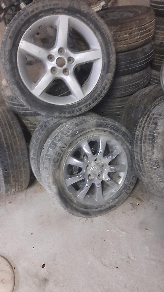Tires and rims of different sizes60 - 3