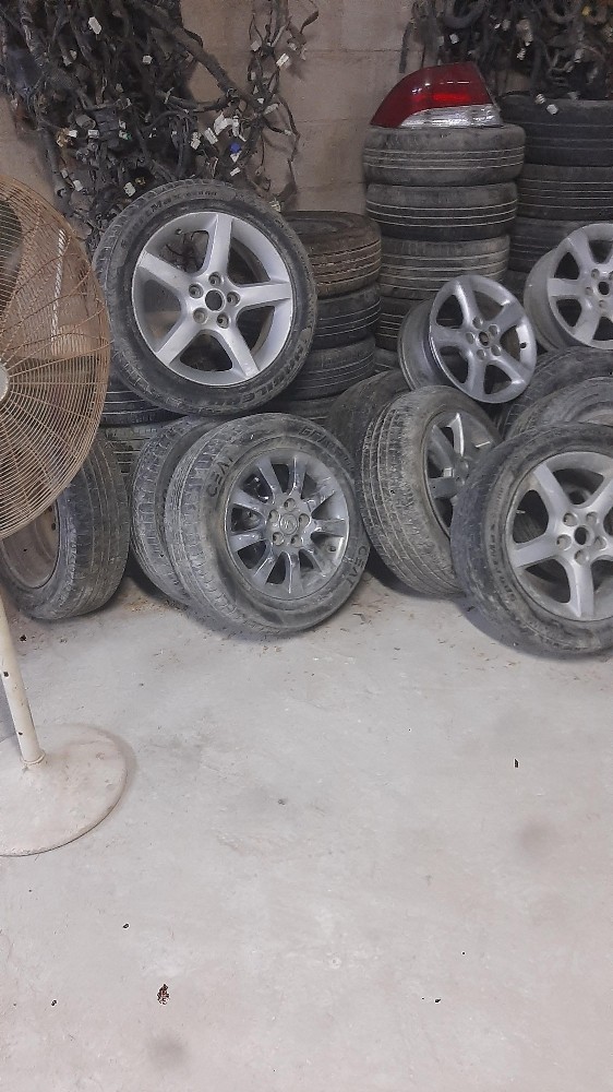 Tires and rims of different sizes60 - 4