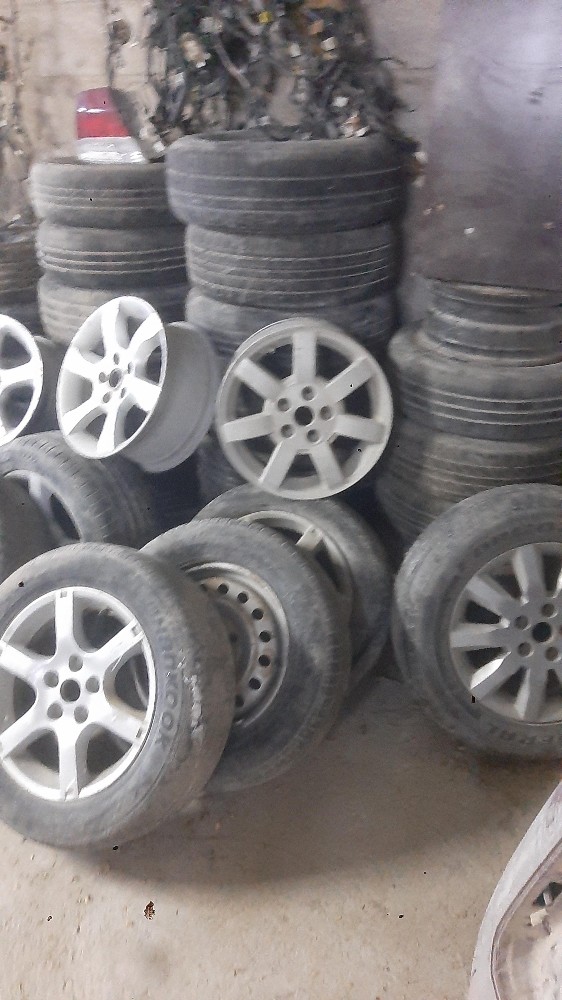 Tires and rims of different sizes60 - 2