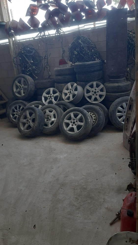 Tires and rims of different sizes60 - 1
