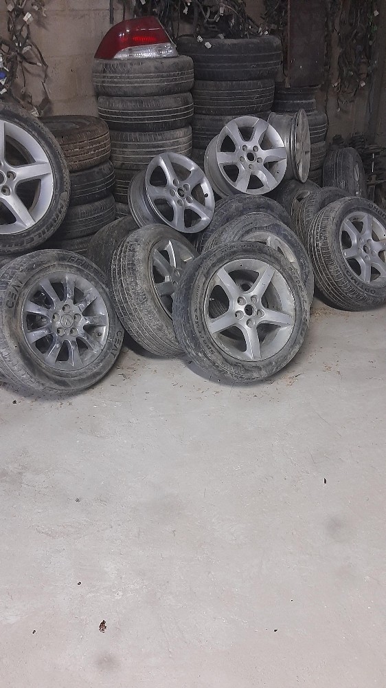 Tires and rims of different sizes60 - 5
