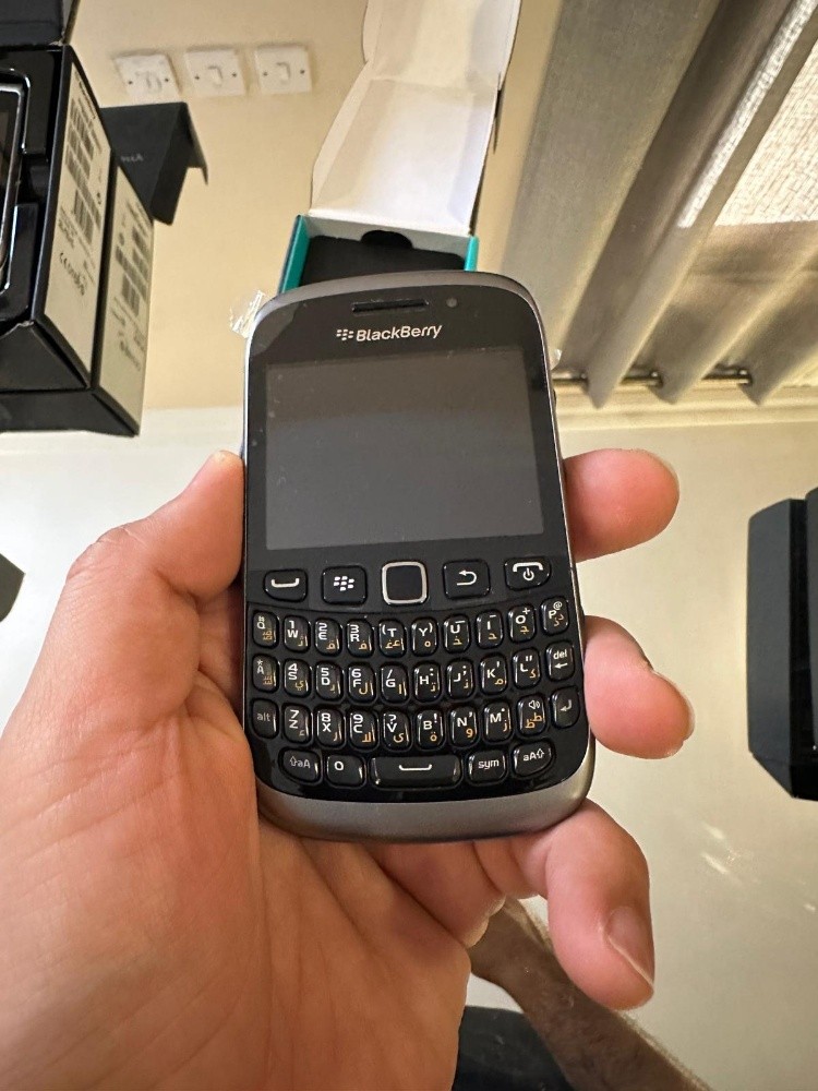 للبيع ٤ جوالات بلاك بيري جديده - 3