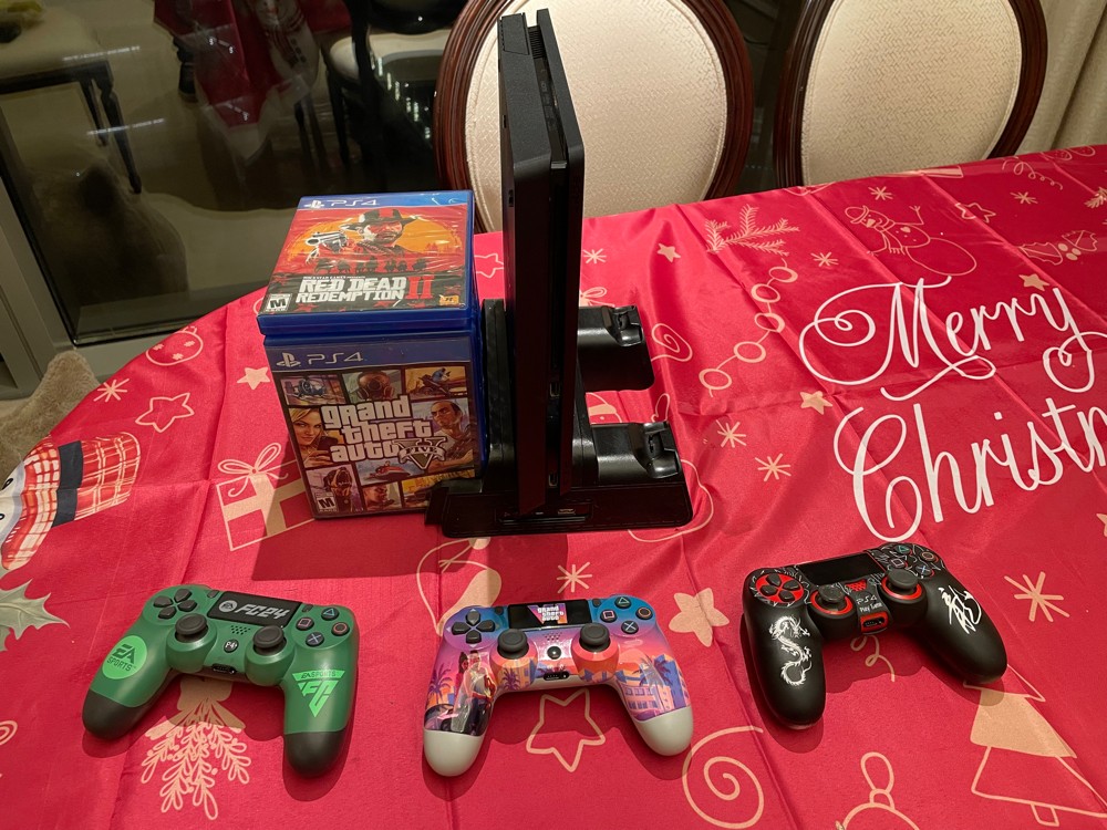 PlayStation 4 Slim - 1