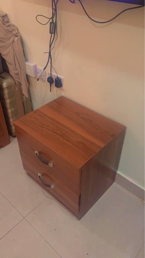 غرفة نوم مع دولاب - 1