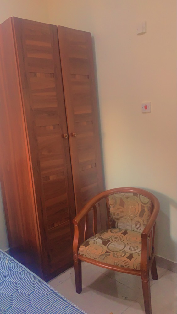 غرفة نوم مع دولاب - 3