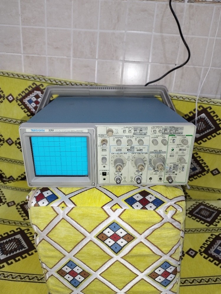 tektronix 2211 - 1