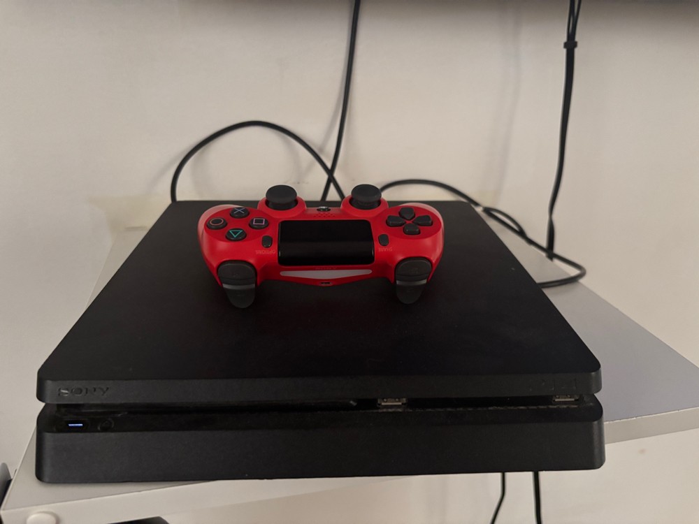 PS4 slim very good condition  - 1