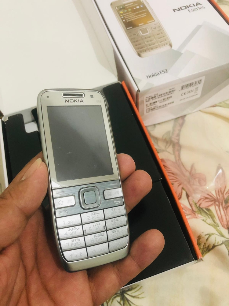 Nokia e52 arabic box - 7