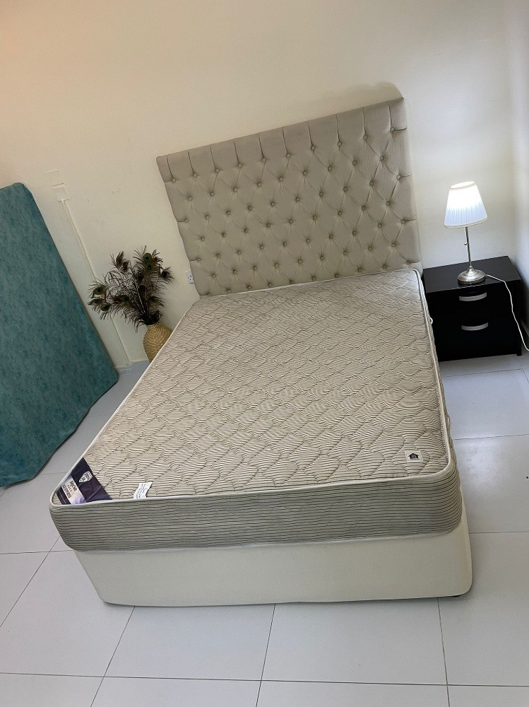 King saiz bad mattress dalyvary - 2