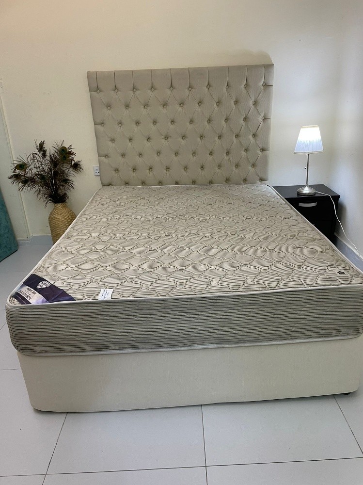 King saiz bad mattress dalyvary - 1