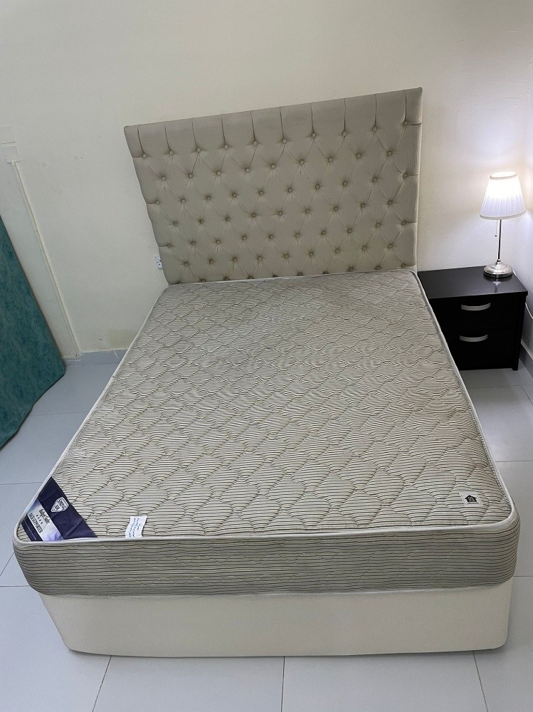 King saiz bad mattress dalyvary - 8