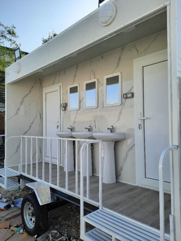 Bathroom with wheels - 2
