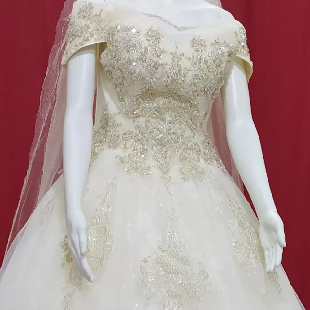 Beautiful wedding dress for rent - 4